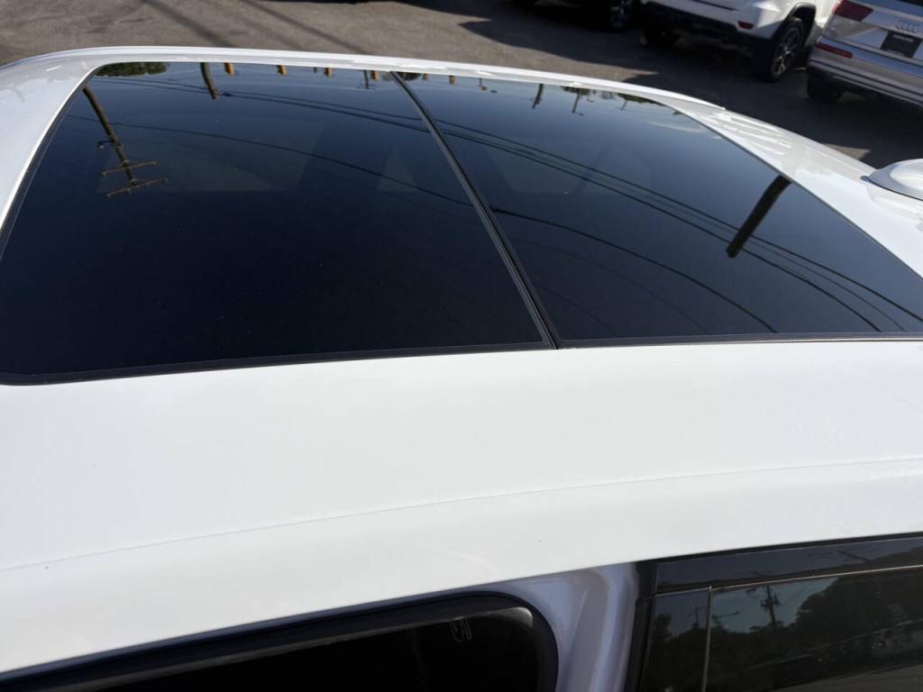 2023 Chrysler 300 Image 9