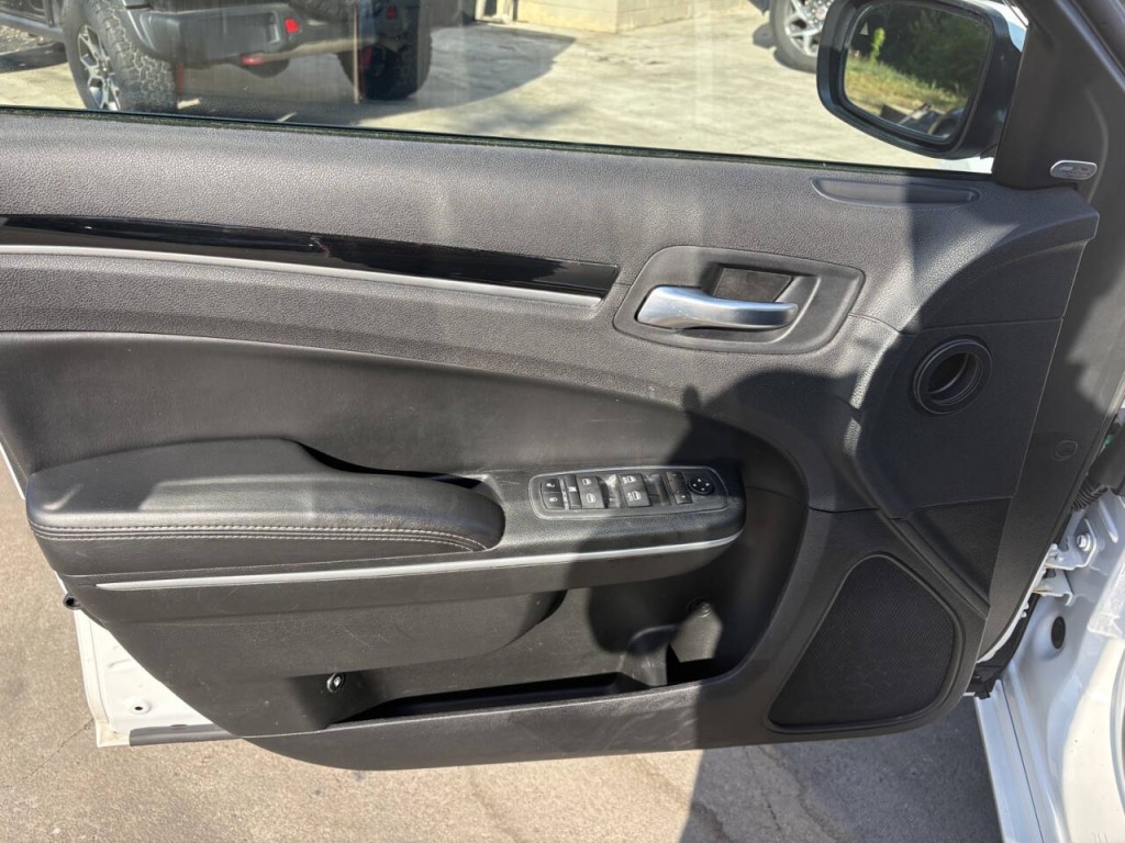 2023 Chrysler 300 Image 11