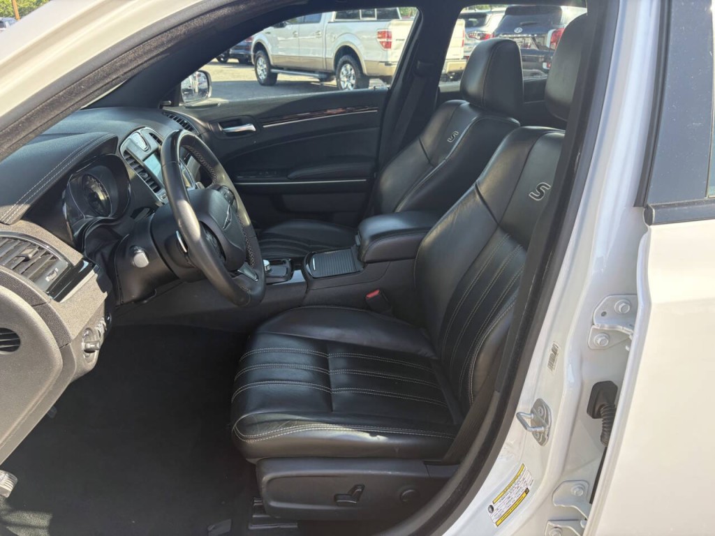 2023 Chrysler 300 Image 12