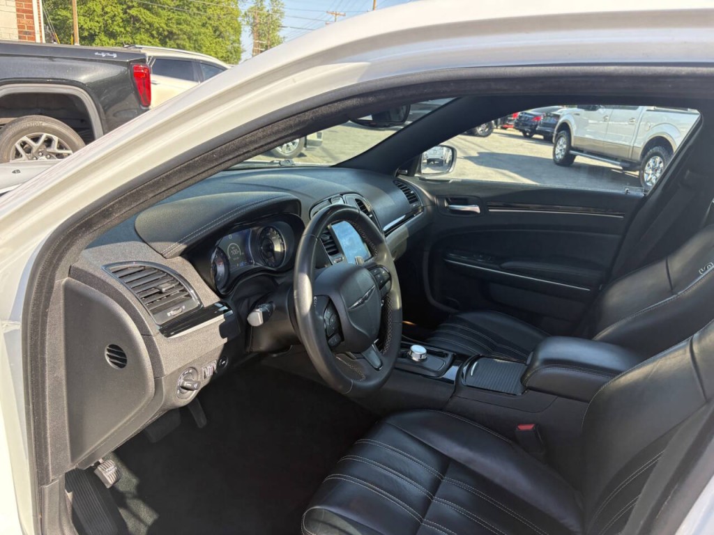 2023 Chrysler 300 Image 13