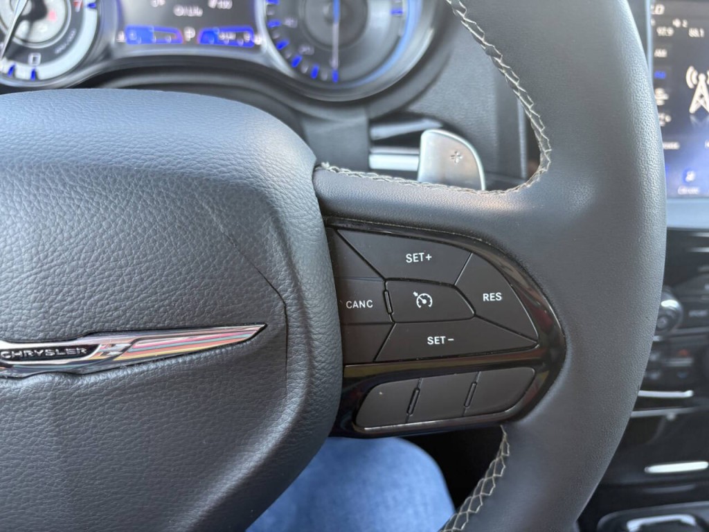 2023 Chrysler 300 Image 15