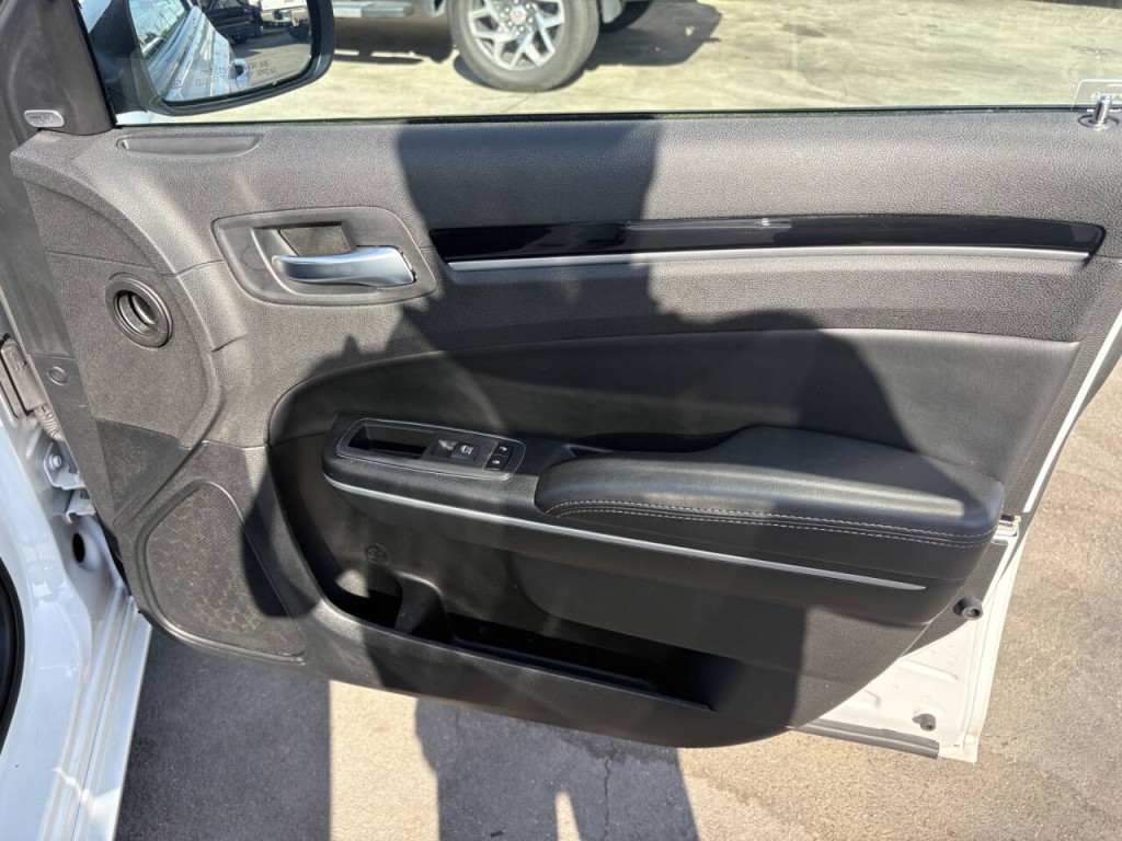 2023 Chrysler 300 Image 28