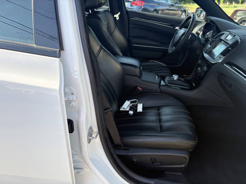 2023 Chrysler 300 Image 29