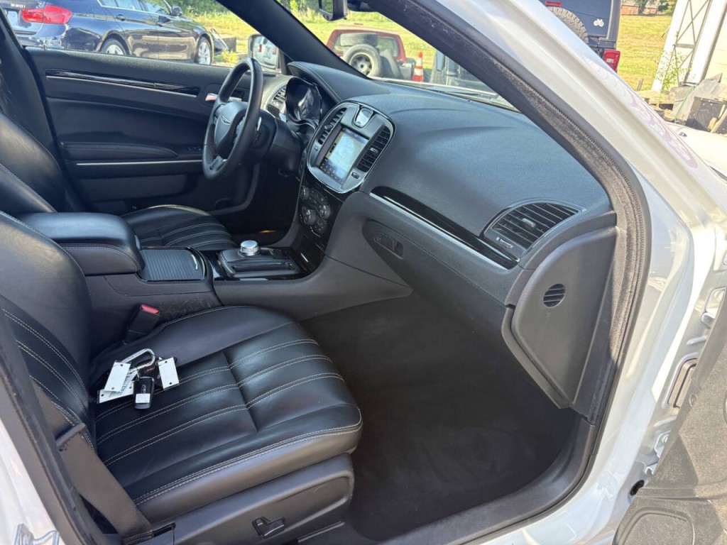 2023 Chrysler 300 Image 30