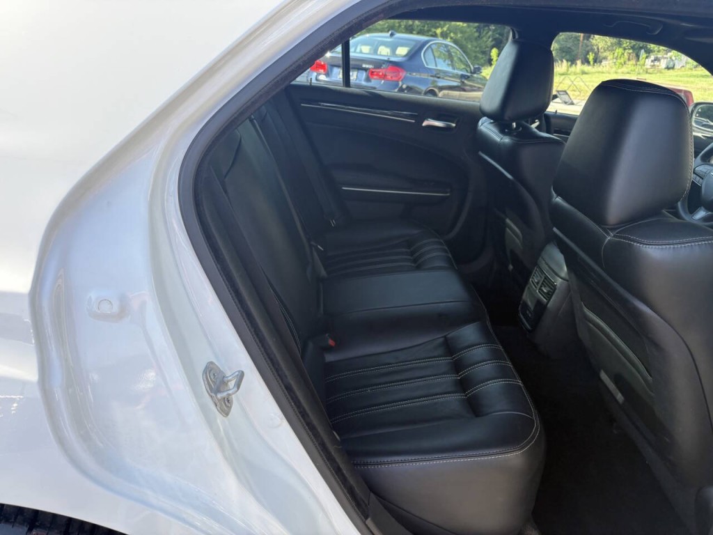 2023 Chrysler 300 Image 32