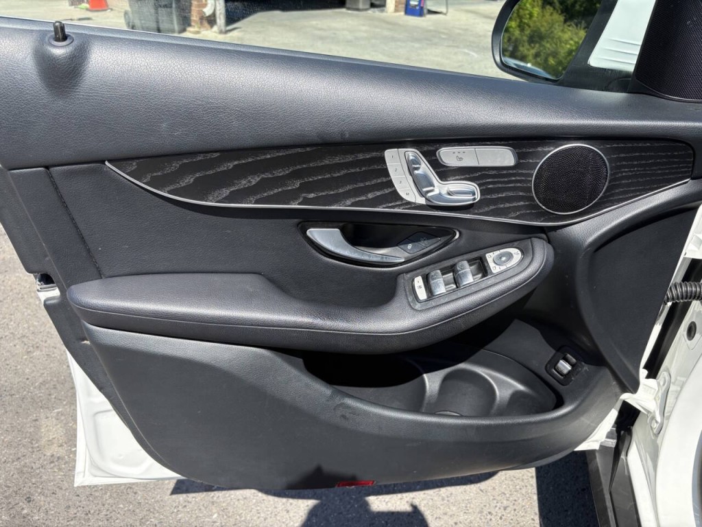 2017 Mercedes-Benz GLC-Class Image 9