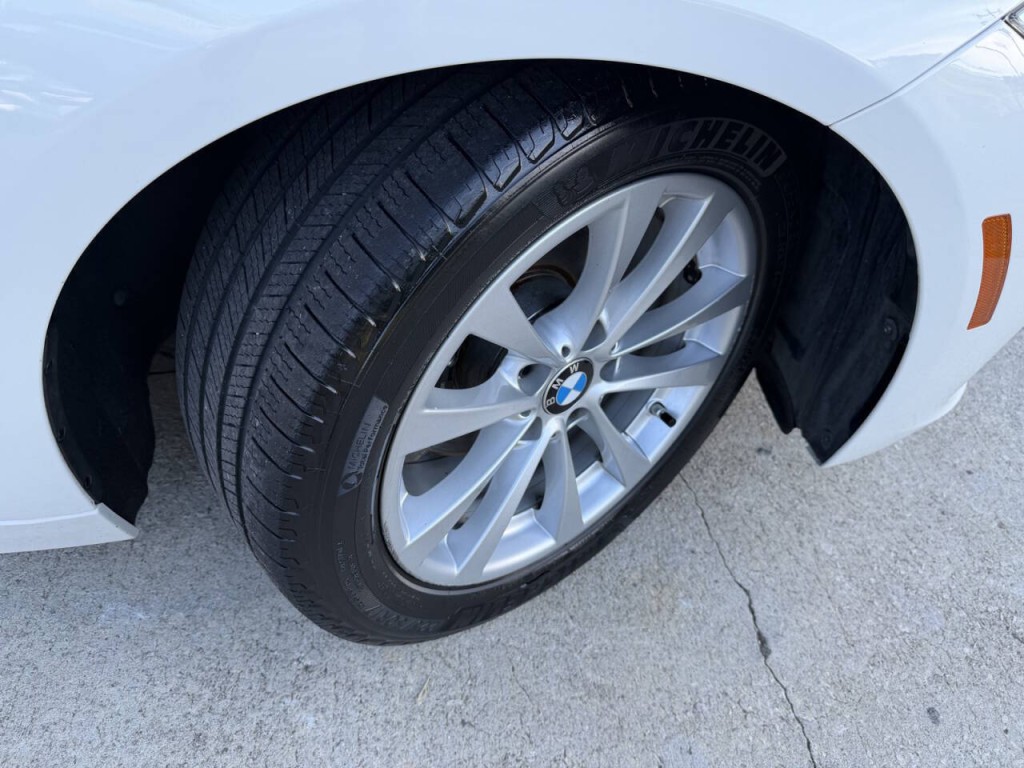 2018 BMW 3 Series Image 9