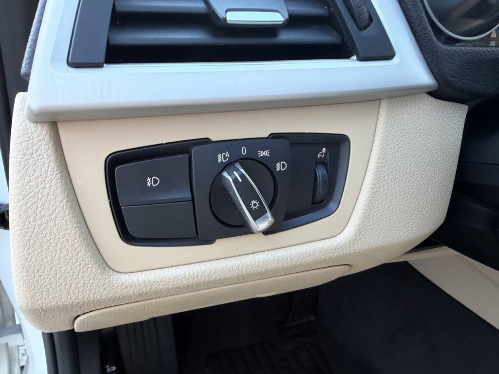 2018 BMW 3 Series Image 18