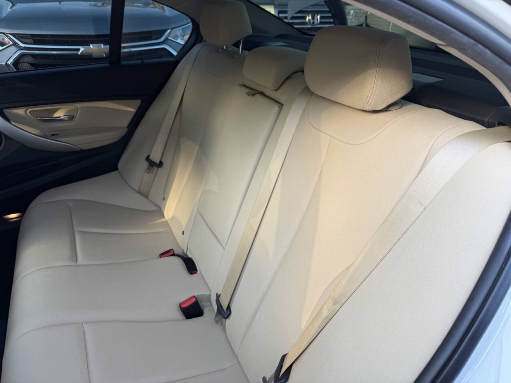 2018 BMW 3 Series Image 30