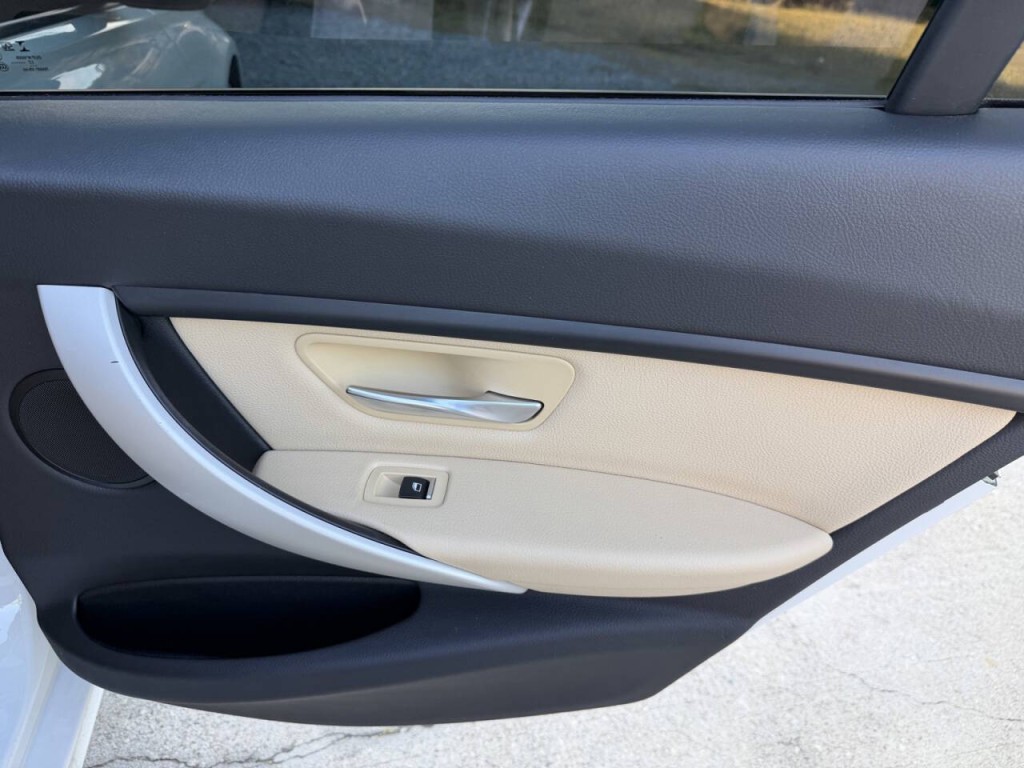 2018 BMW 3 Series Image 36