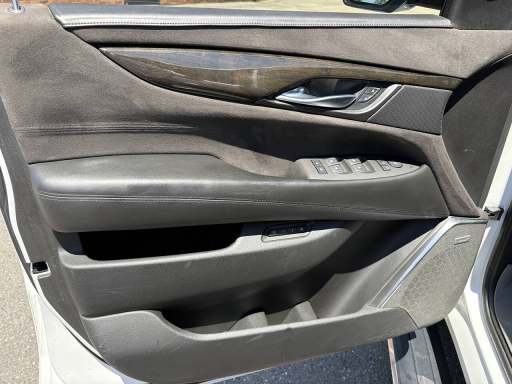 2017 Cadillac Escalade Image 10