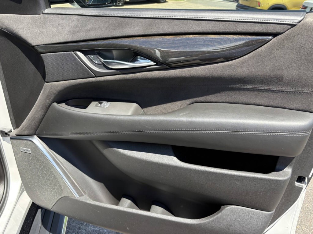 2017 Cadillac Escalade Image 30