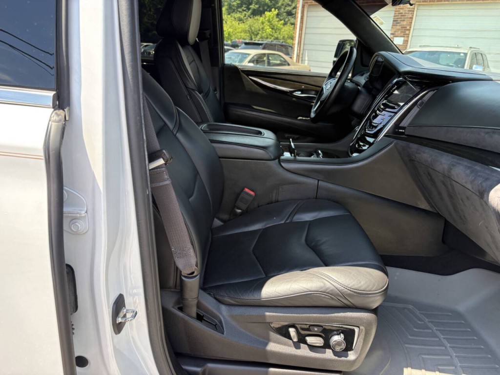 2017 Cadillac Escalade Image 31