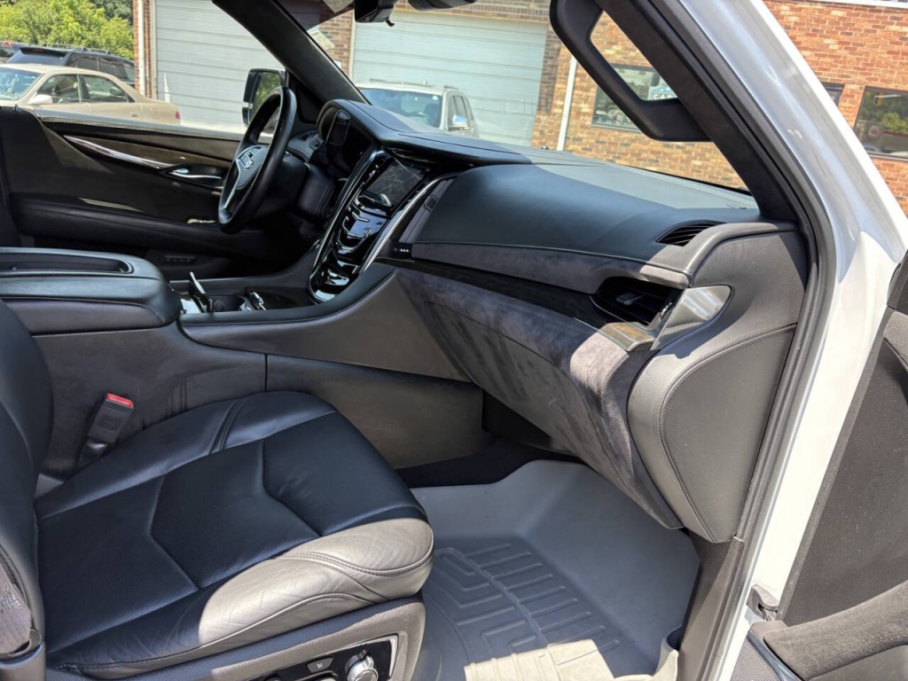 2017 Cadillac Escalade Image 32