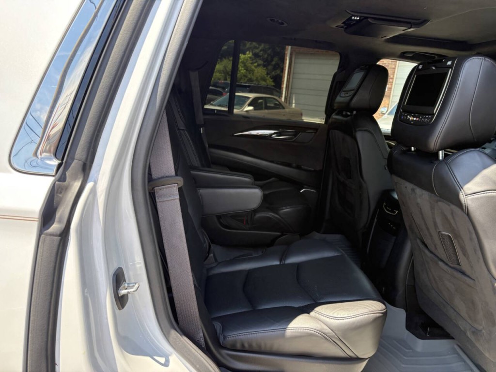 2017 Cadillac Escalade Image 34