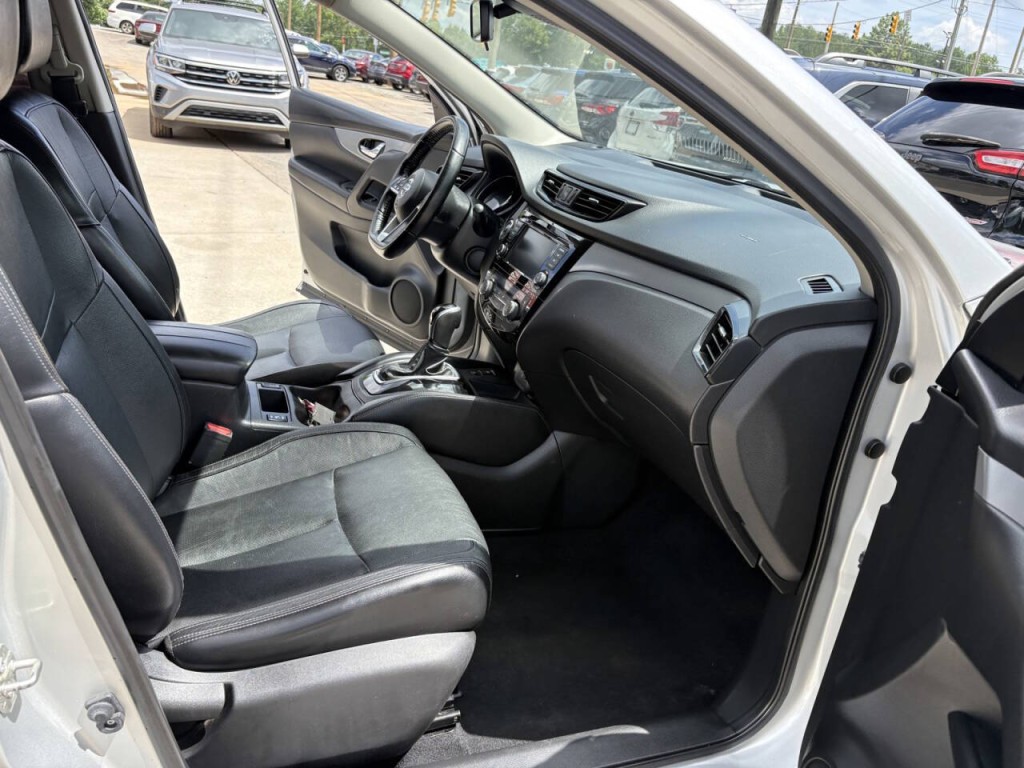 2020 Nissan Rogue Image 25
