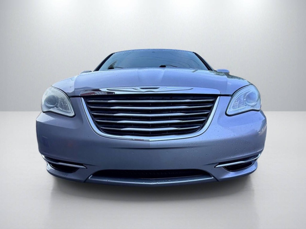 2013 Chrysler 200 Image 2