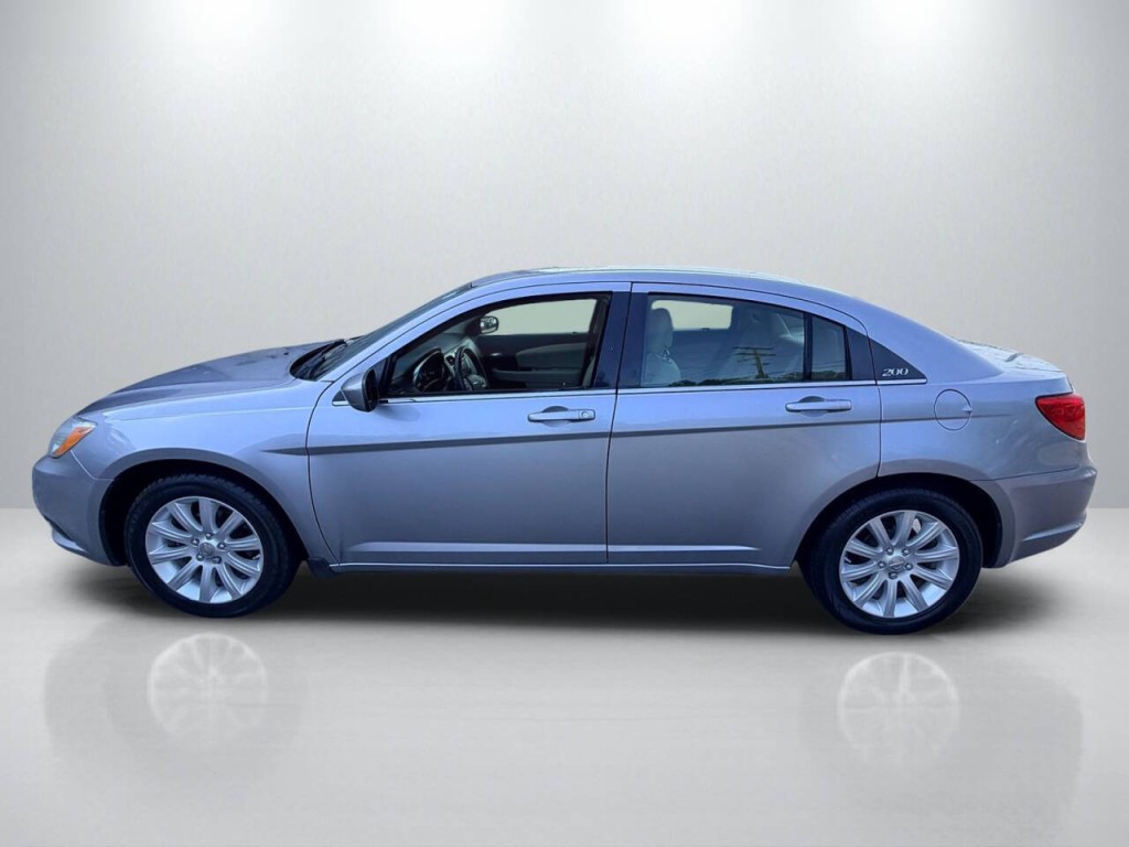 2013 Chrysler 200 Image 4