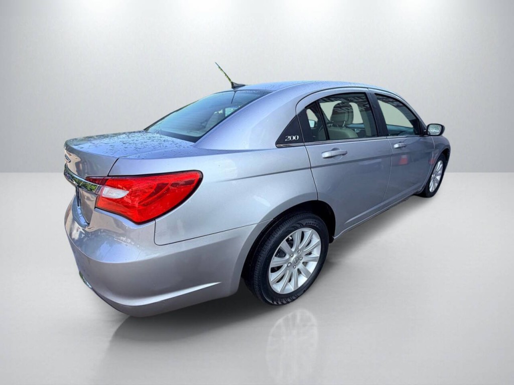 2013 Chrysler 200 Image 7
