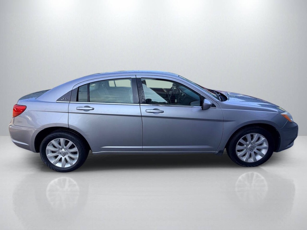 2013 Chrysler 200 Image 8