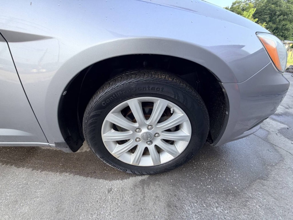 2013 Chrysler 200 Image 9