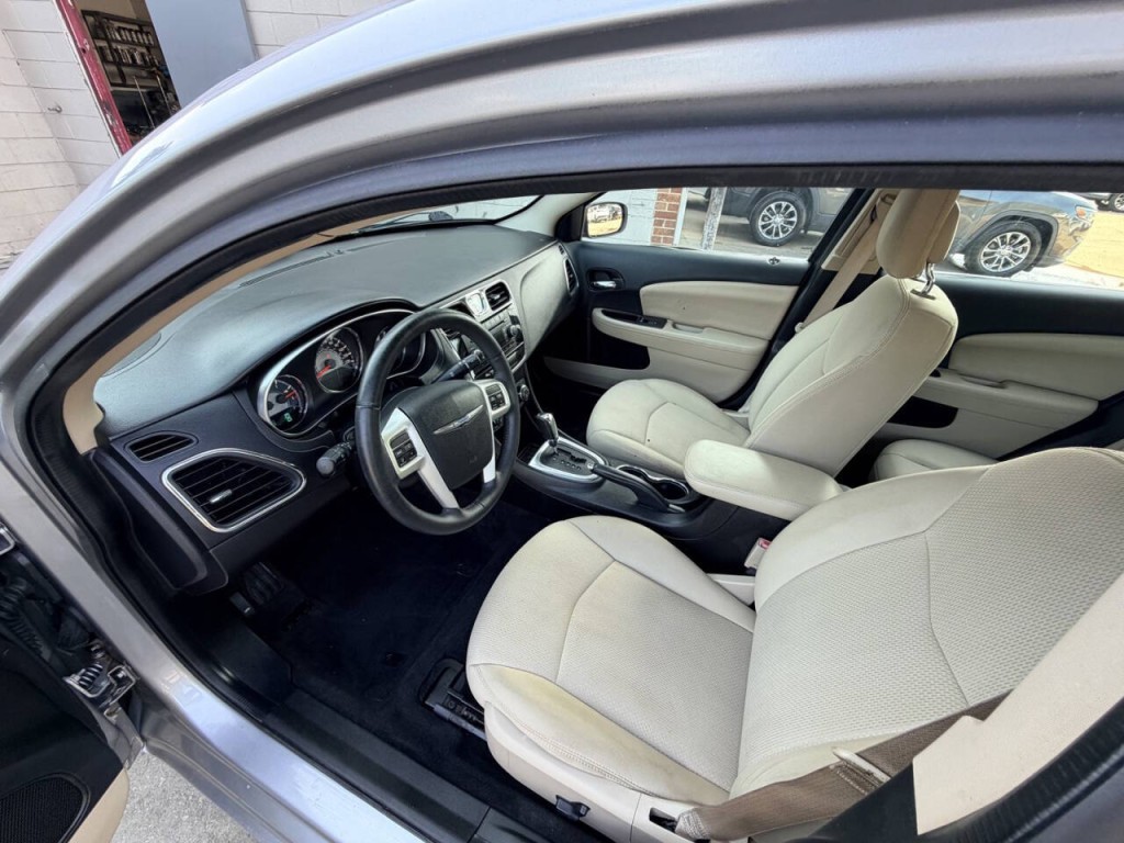 2013 Chrysler 200 Image 14