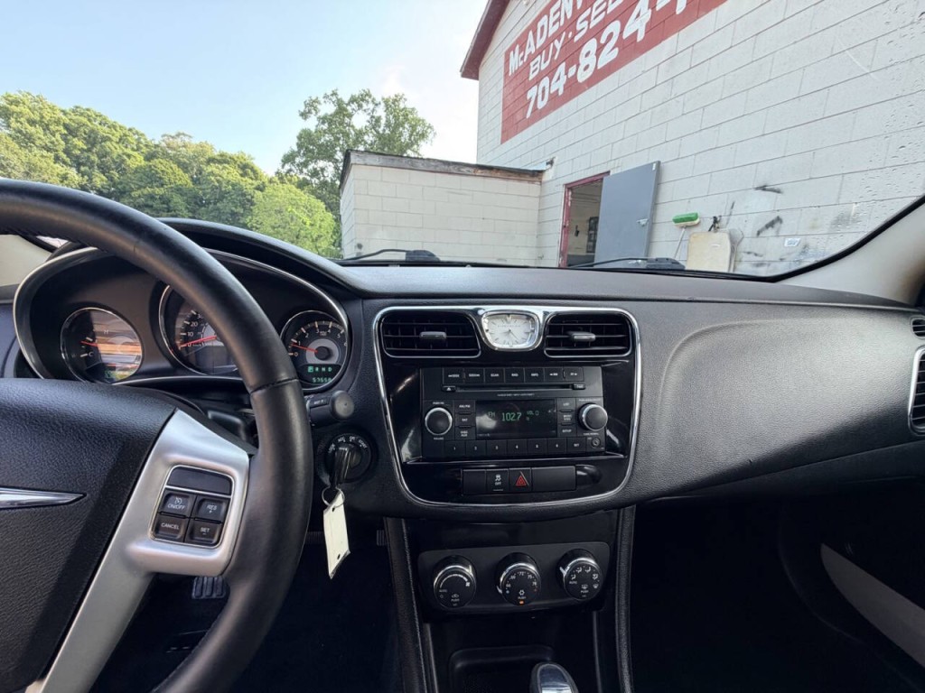 2013 Chrysler 200 Image 15