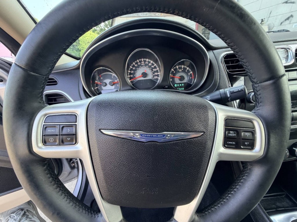 2013 Chrysler 200 Image 16
