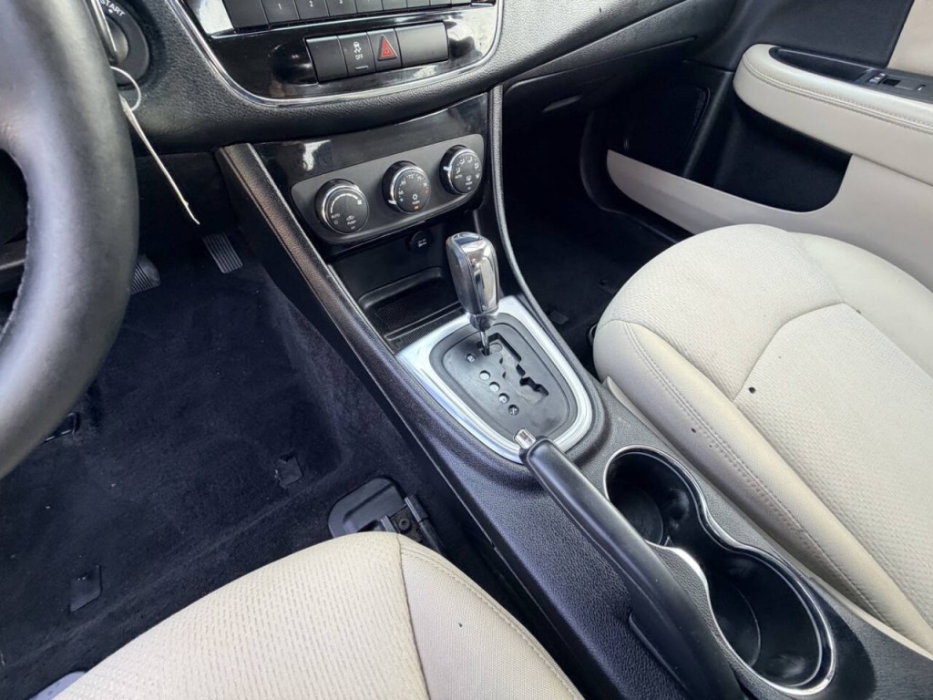 2013 Chrysler 200 Image 17