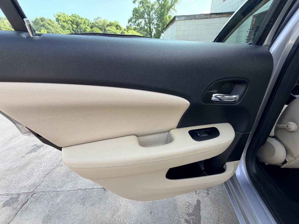 2013 Chrysler 200 Image 18