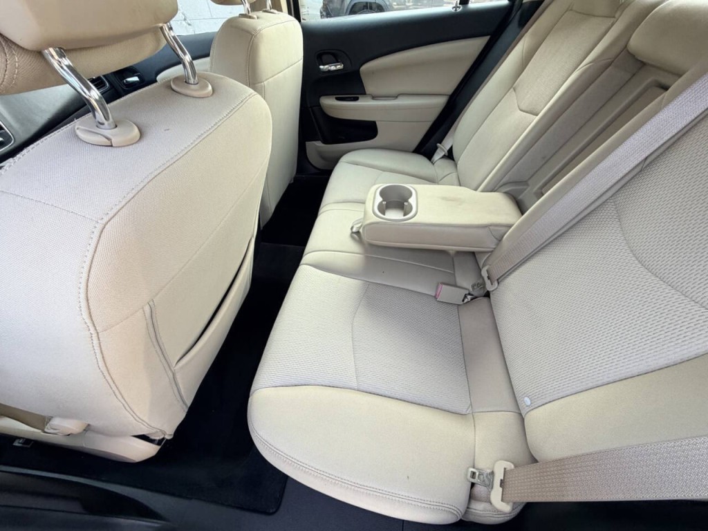2013 Chrysler 200 Image 19