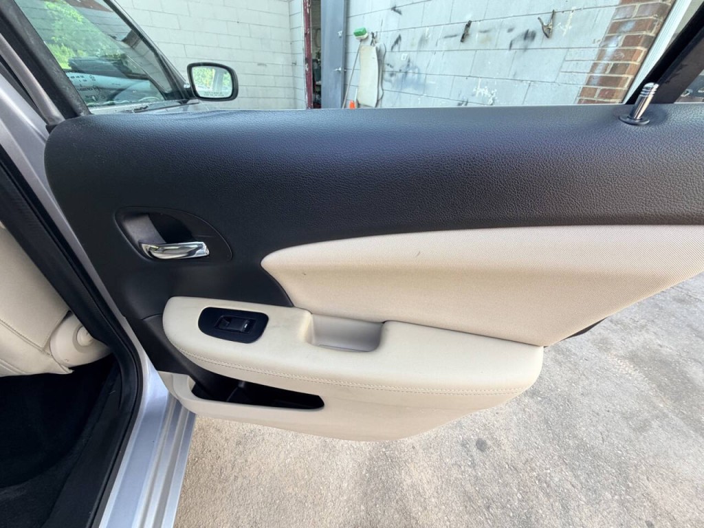 2013 Chrysler 200 Image 21