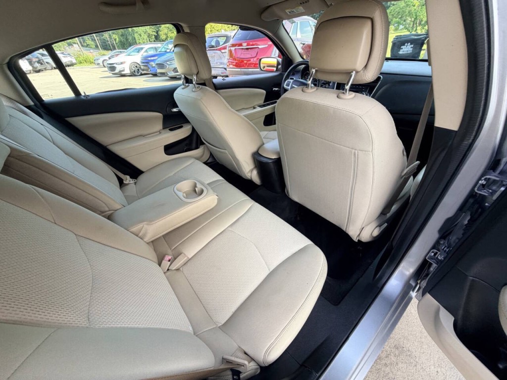 2013 Chrysler 200 Image 22