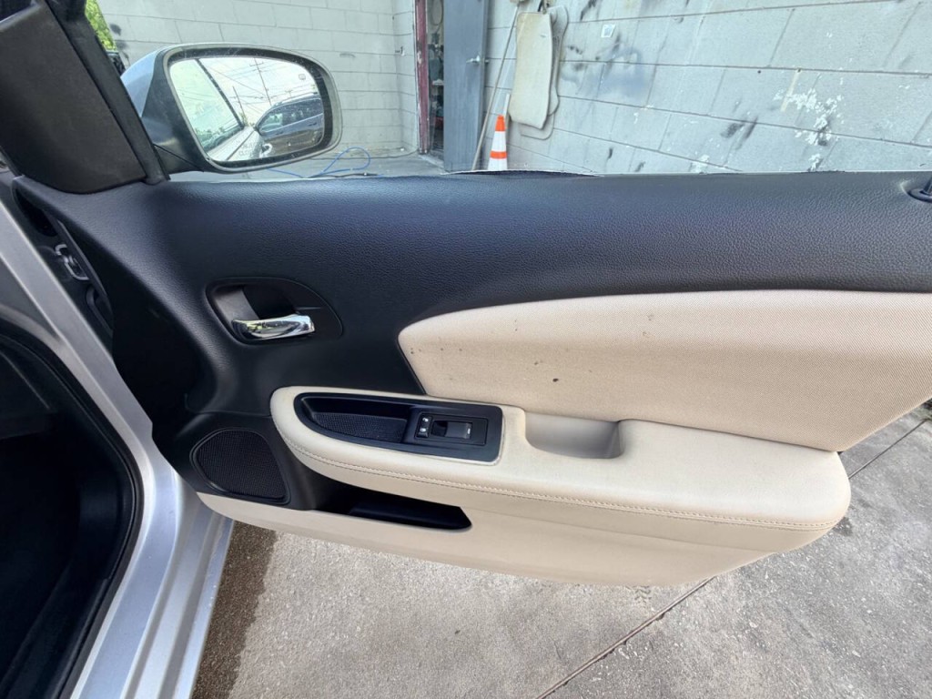 2013 Chrysler 200 Image 23