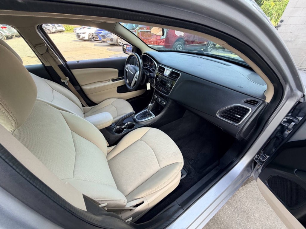 2013 Chrysler 200 Image 24