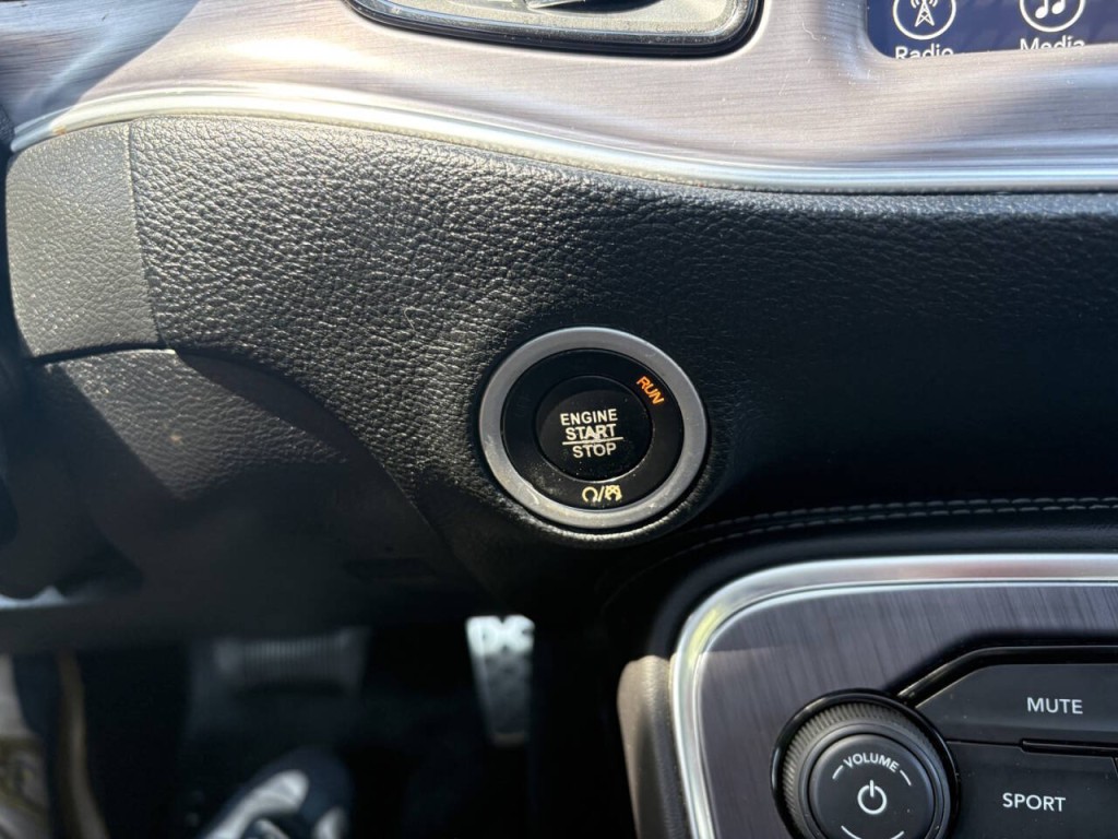 2017 Dodge Challenger Image 19