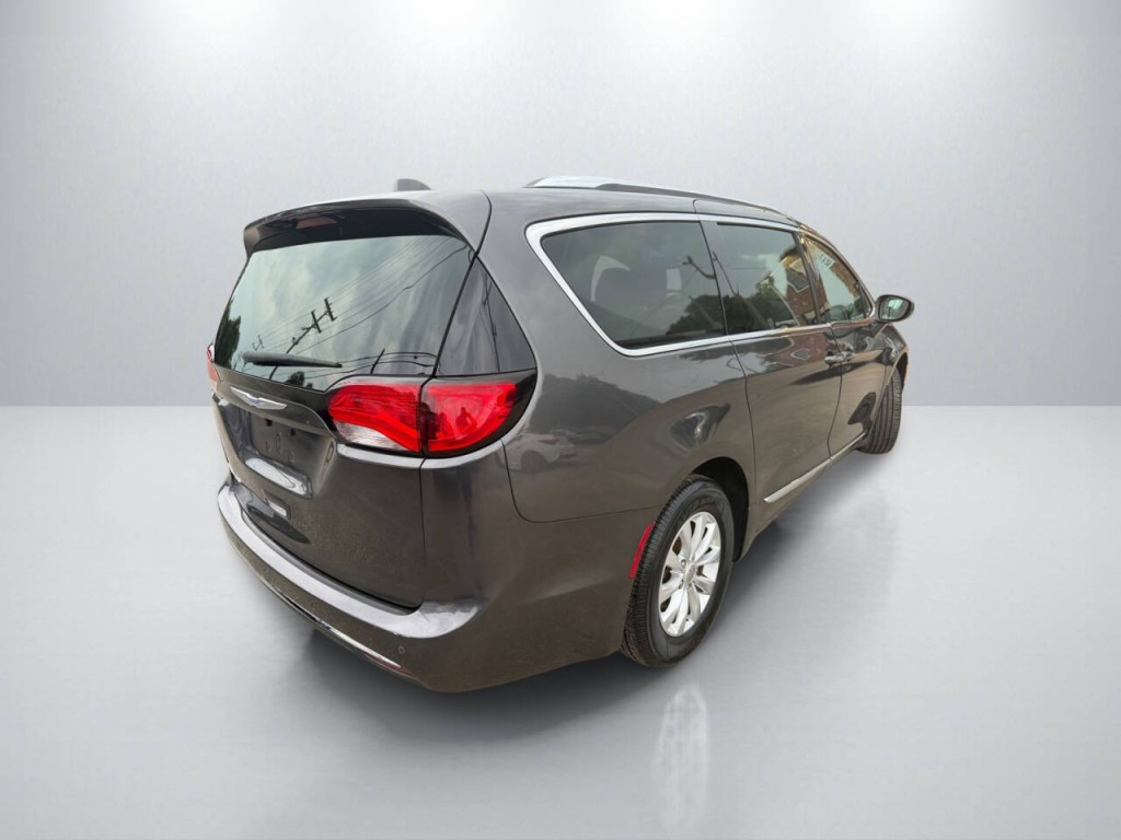 2018 Chrysler Pacifica Image 7