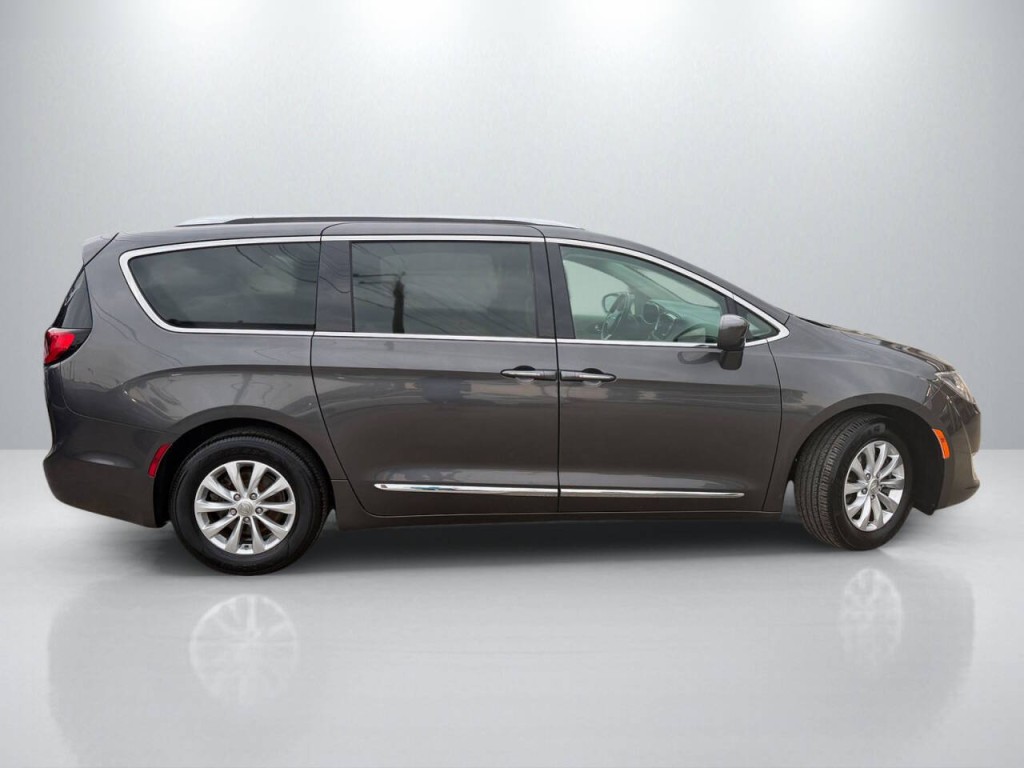2018 Chrysler Pacifica Image 8