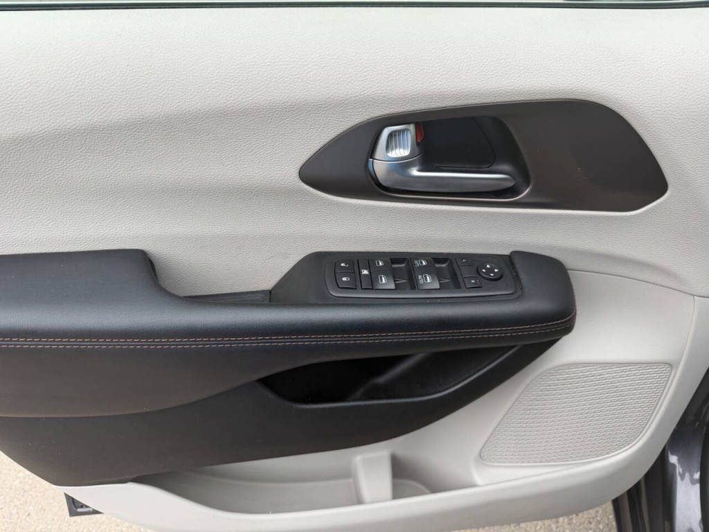 2018 Chrysler Pacifica Image 13