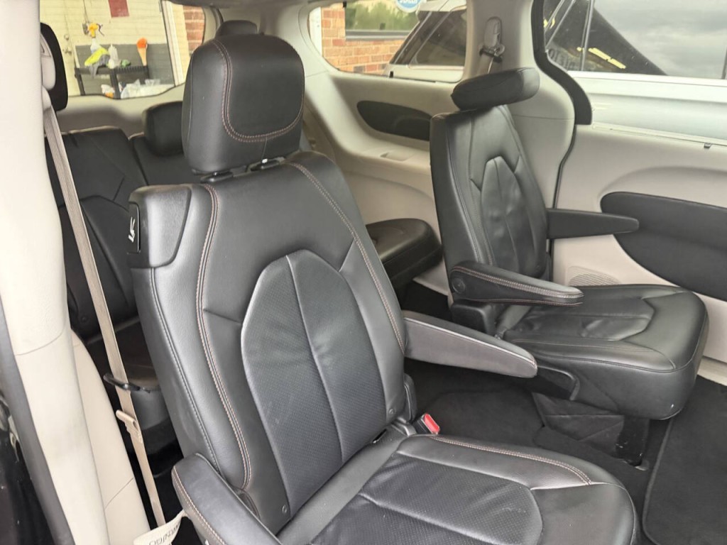 2018 Chrysler Pacifica Image 32