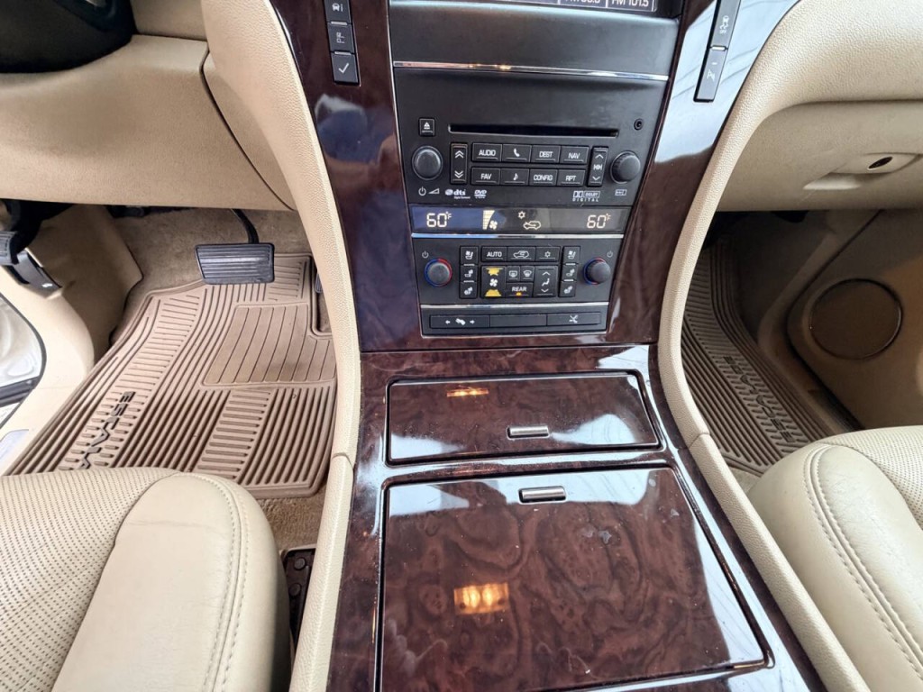 2013 Cadillac Escalade Image 16