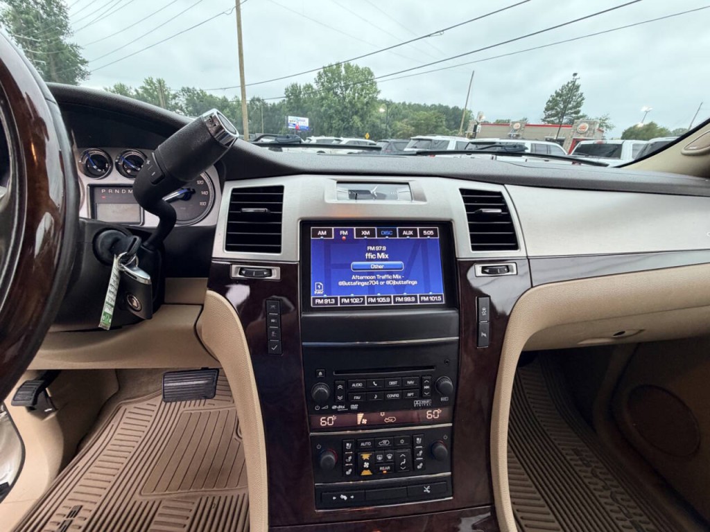 2013 Cadillac Escalade Image 17