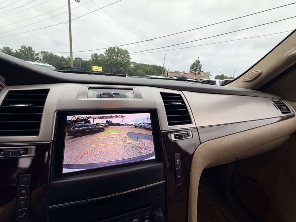 2013 Cadillac Escalade Image 18