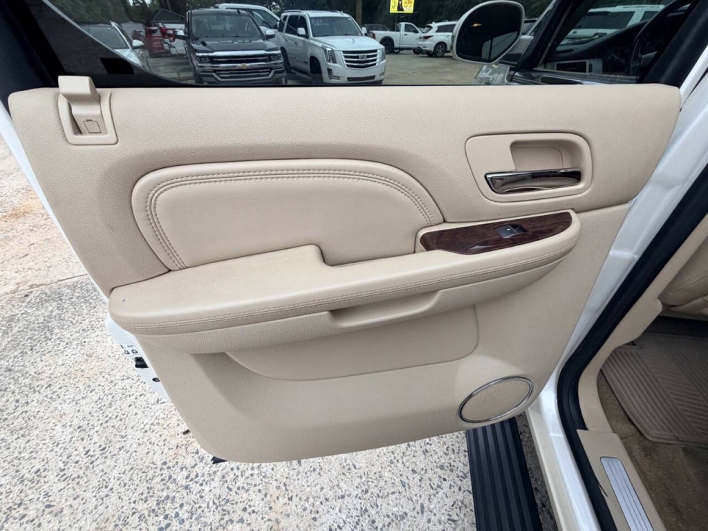 2013 Cadillac Escalade Image 22