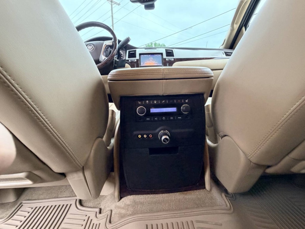 2013 Cadillac Escalade Image 24