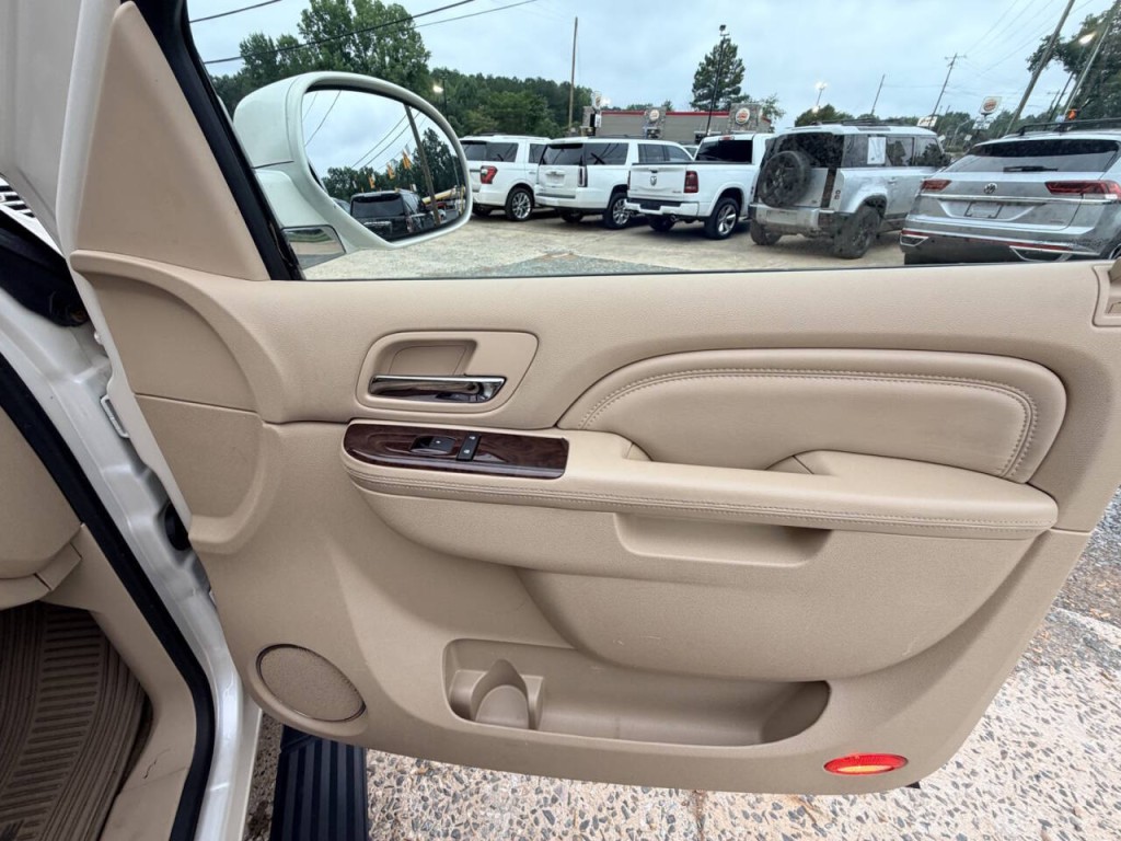 2013 Cadillac Escalade Image 30