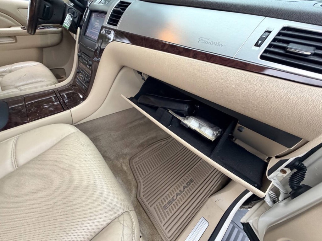 2013 Cadillac Escalade Image 32