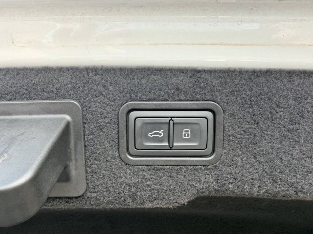 2021 Audi A8 Image 31