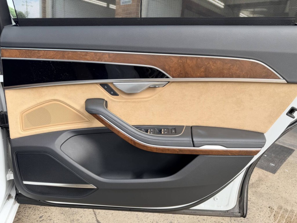 2021 Audi A8 Image 32