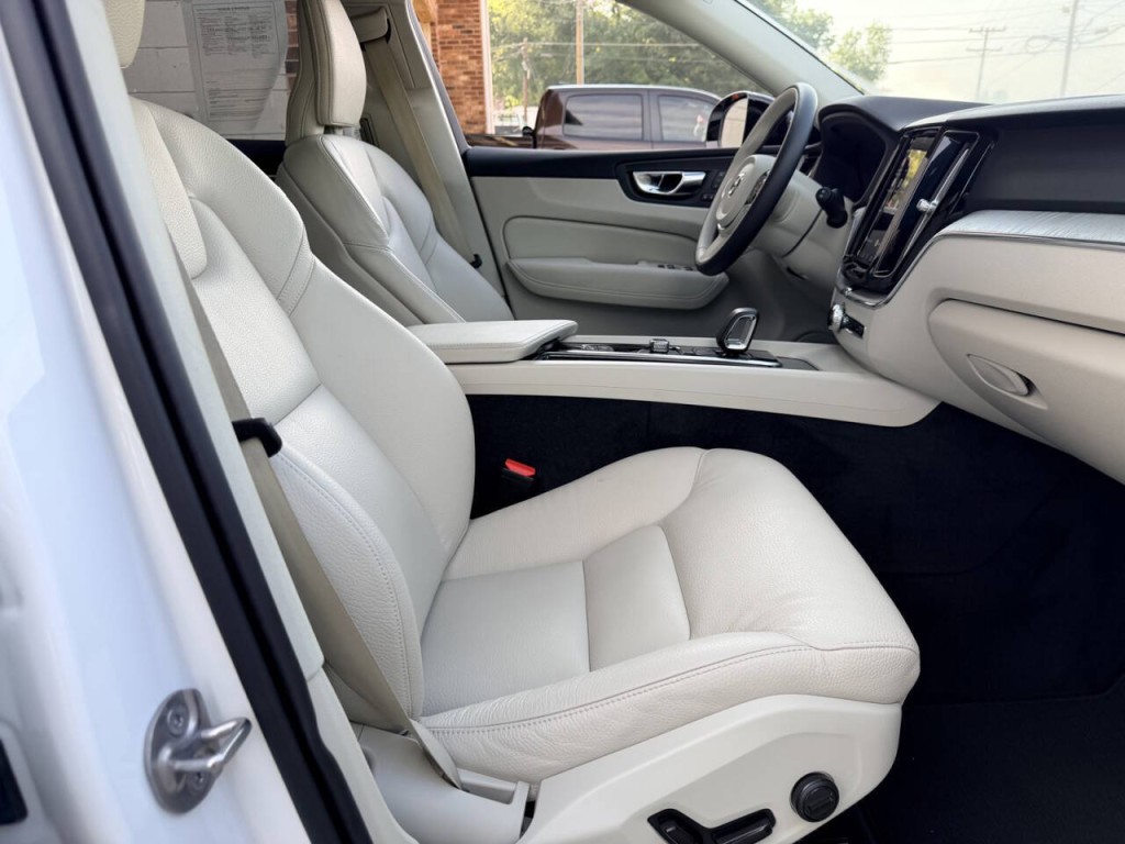 2025 Volvo XC60 Image 32